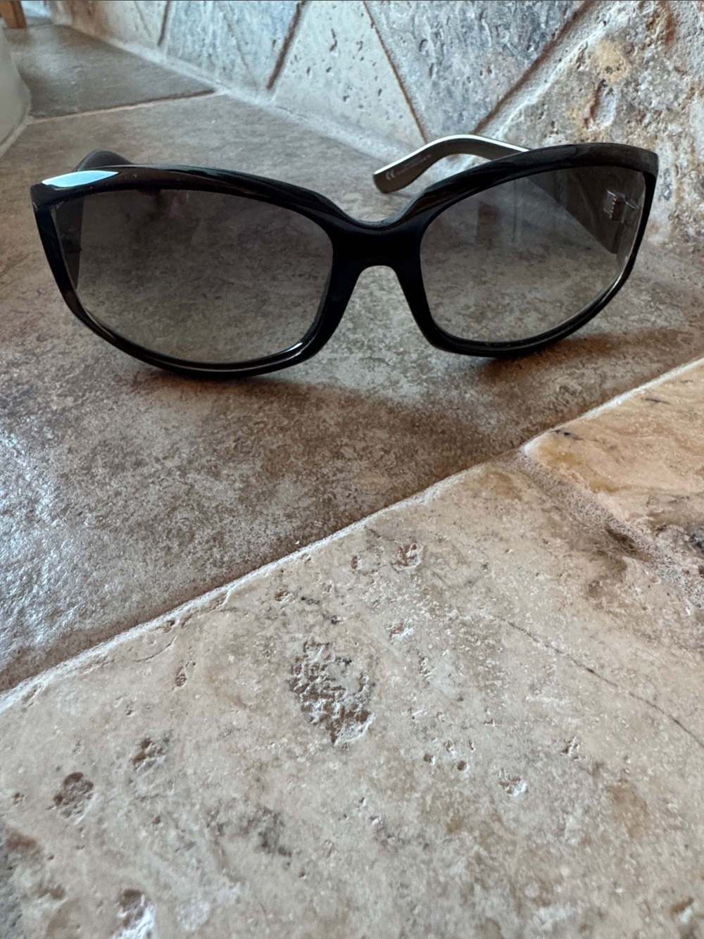 Gucci Black Women's Wrap Shield Sunglasses - Picture 8 of 8